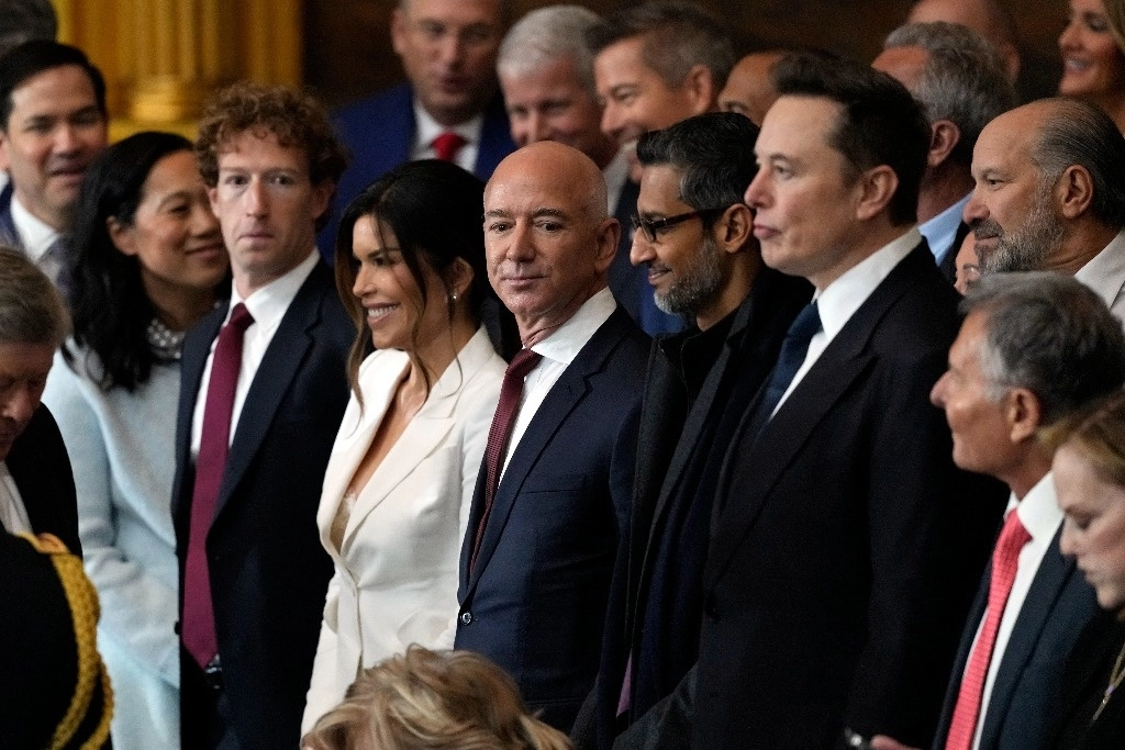 De izquierda a derecha: Mark Zuckerberg, Jeff Bezos, Sundar Pichai y Elon Musk, en la ceremonia de investidura de Donald Trump en la Rotonda del Capitolio, el pasado lunes. Foto Ap 
