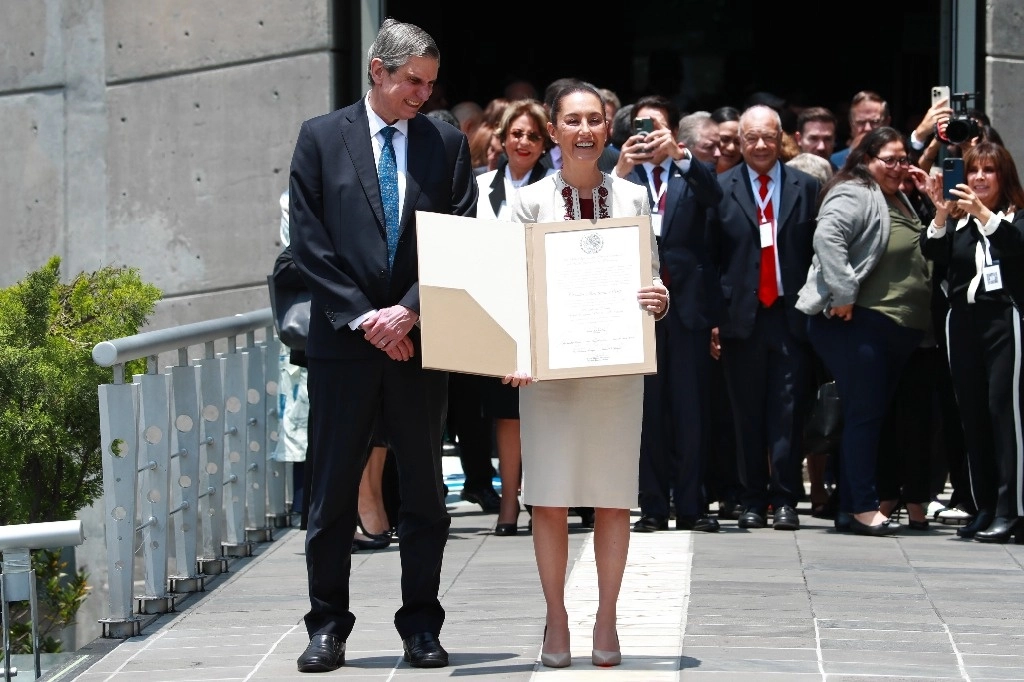 Claudia Sheinbaum, presidenta electa, estuvo acompañada por su esposo, Jesús María Tarriba. Foto Luis Castillo