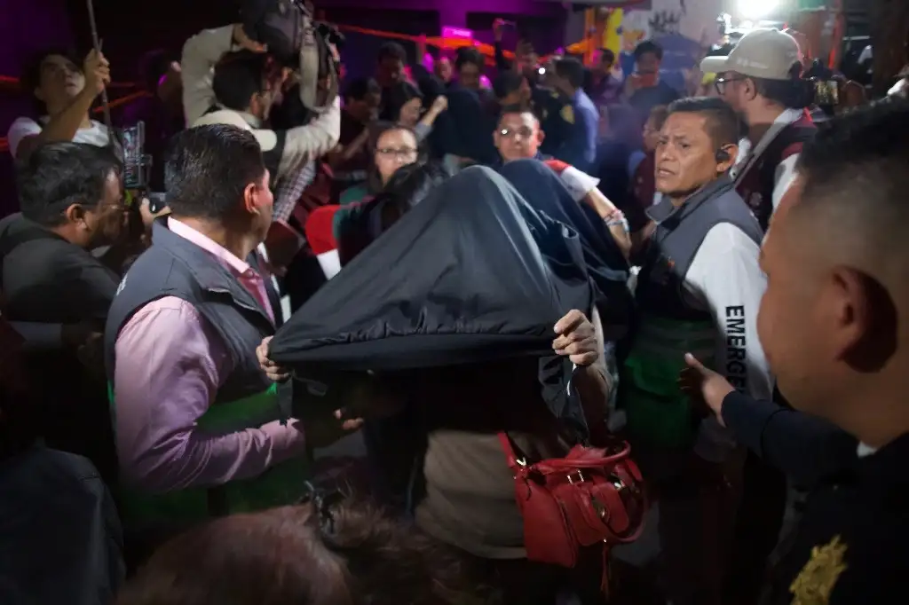 Tras un reporte anónimo, unos 500 jóvenes, la mayoría menores de edad, fueron desalojados del bar El Perro Salado, en la colonia Tránsito. Foto María Lusa Severiano