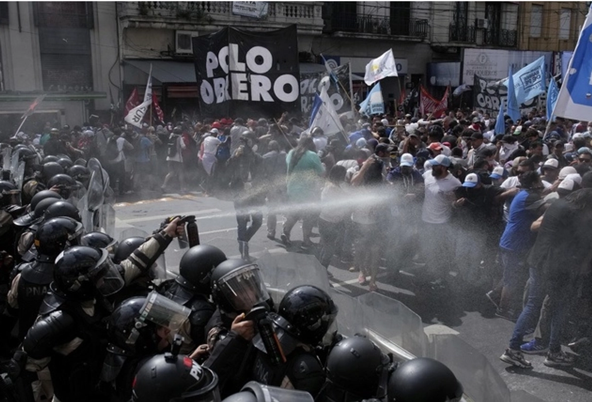A dos fotógrafas supuestamente por “desacato y resistencia” a la autoridad, a las que mantuvieron sobre el piso  boca abajo. Foto 
