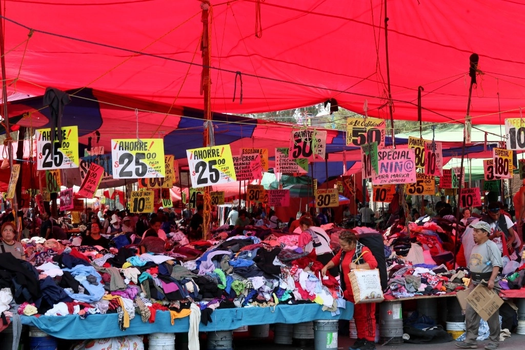 El sector textilero de México puede crecer 3.5 por ciento cada año si las autoridades combaten con efectividad la subvaluación y el contrabando de mercancías extranjeras.Foto Roberto García Ortiz