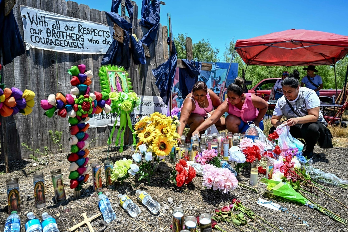 Altar colocado en el sitio donde fue hallado el tráiler con los migrantes fallecidos en Texas, Estados Unidos, el 29 de junio de 2022. Foto Afp