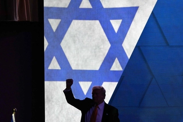 El ex presidente de EU  y candidato presidencial republicano Donald Trump tras un discurso en la Cumbre Nacional del Consejo Israelí-Estadunidense el pasado 19 de septiembre de 2024. Foto Afp