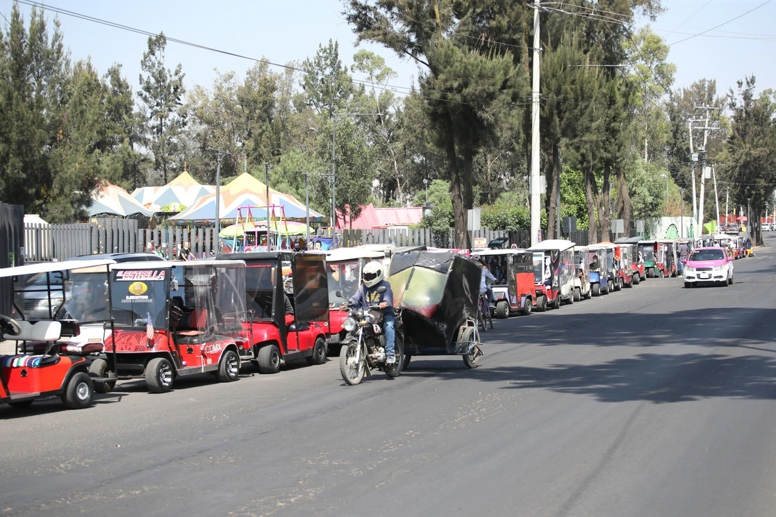 Decenas de motos y carritos de golf que prestan servicio de taxi en Tláhuac participan en el proceso de identificación que realizan la Semovi y la alcaldía. Foto Luis Castillo
