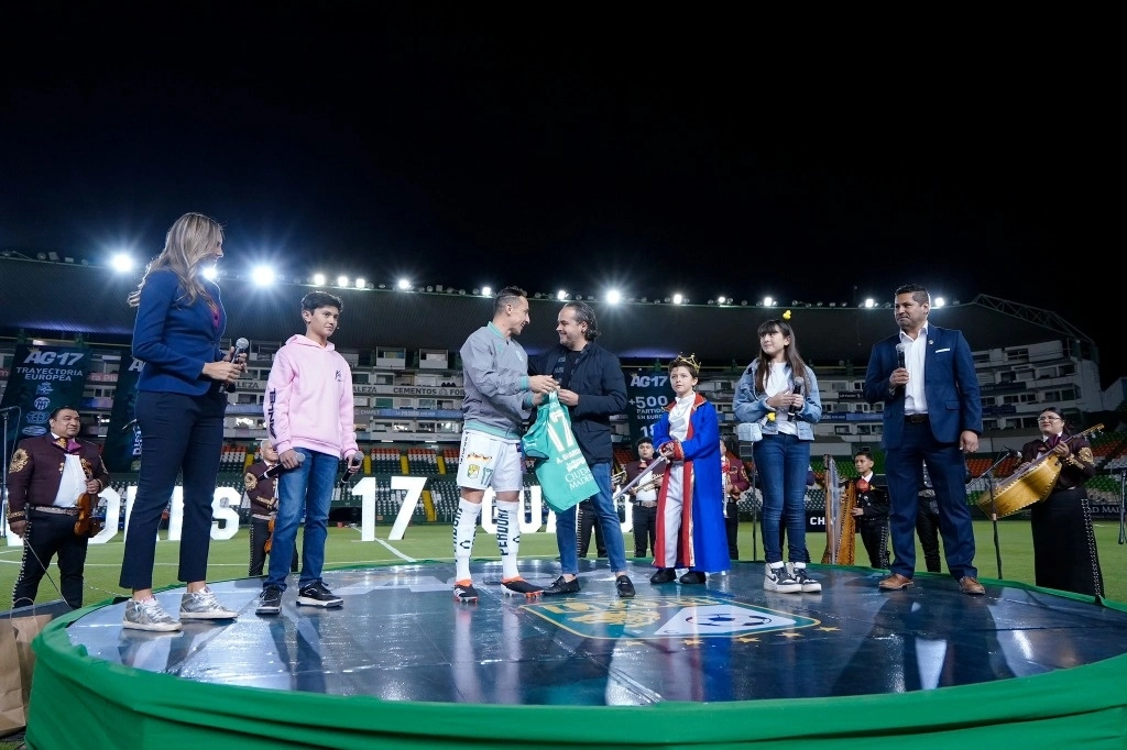 Andrés Guardado estuvo acompañado por su esposa y sus hijos. Foto @ClubLeonFC 