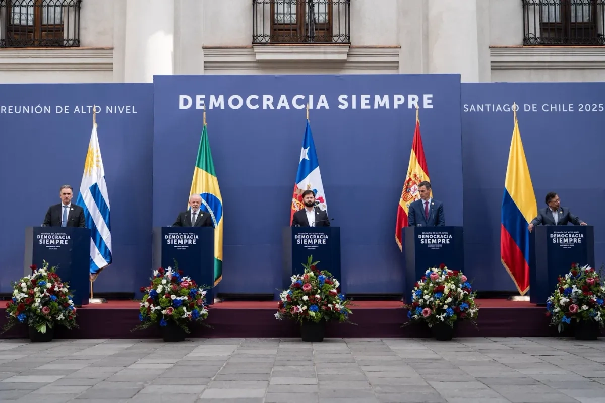 Los presidentes de Uruguay, Yamandú Orsi; de Brasil, Luiz Inácio Lula da Silva; de Chile, Gabriel Boric; el presidente de Gobierno de España, Pedro Sánchez, y el mandatario de Colombia, Gustavo Petro. Foto
