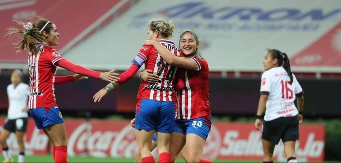 Jugadoras de Chivas Femenil festejan una anotación durante el encuentro. Foto tomada de la cuenta de Twitter @ChivasFemenil