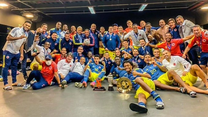 Seleccionados de Colombia festejan junto al trofeo del tercer lugar de Copa América. Foto tomada de la cuenta de Twitter @FCFSeleccionCol