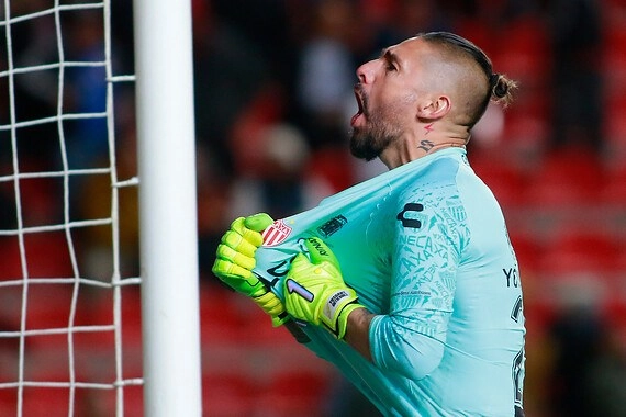 El arquero del Necaxa, Yosgart Gutiérrez festeja una anotación durante el encuentro. Foto Jam Media