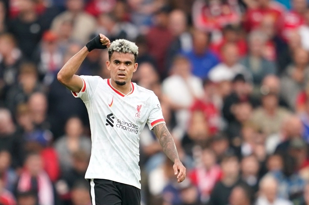 Luis Díaz del Liverpool cooperó con dos anotaciones en la victoria de 3-0 ante Manchester United, en la jornada tres de la Liga Premier. Foto Ap