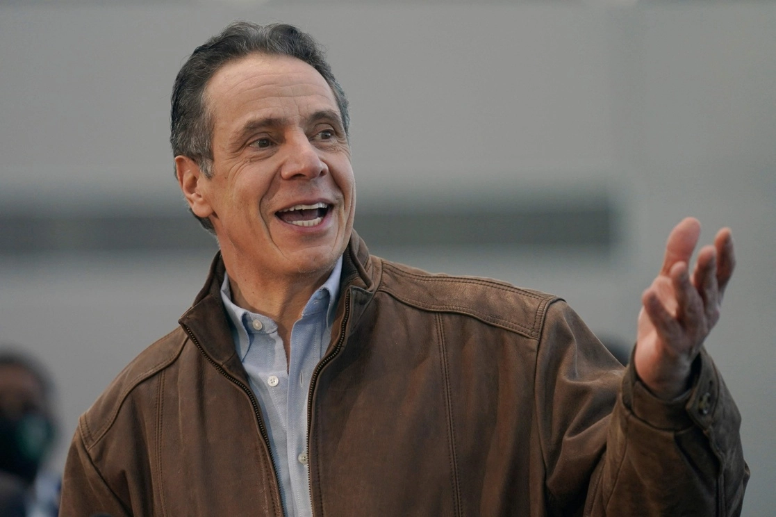 El gobernador Andrew Cuomo, en un sitio de vacunación ayer en Nueva York. Foto Afp