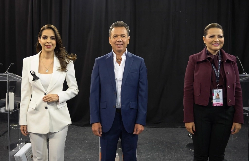 Al terminar el Primer Debate a la gubernatura de Jalisco, las candidatas y el candidato atendieron a las preguntas de los medios de comunicación. Foto INE Jalisco
