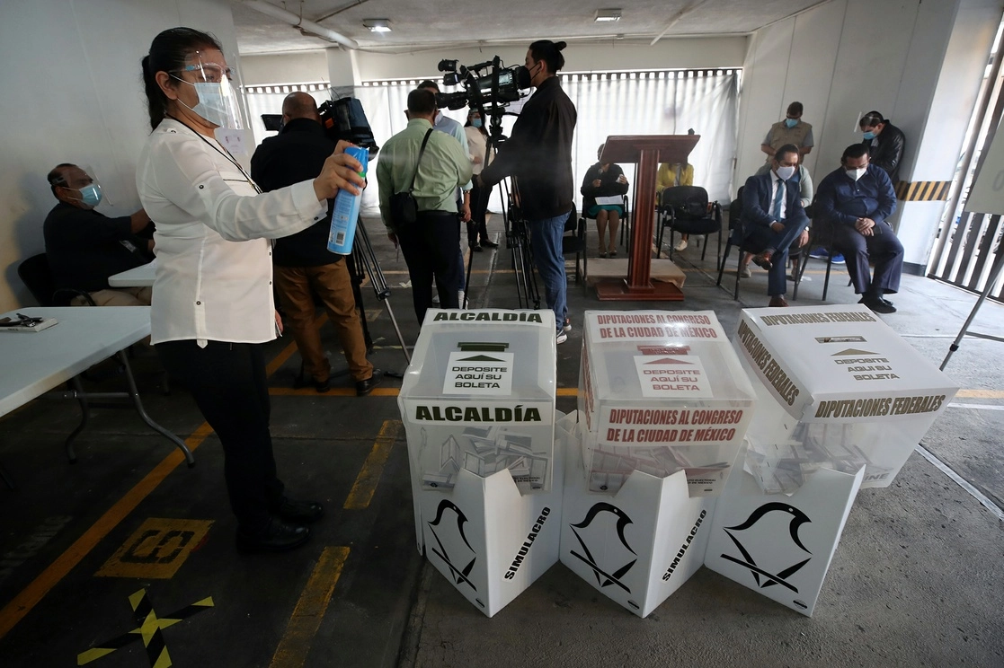 Simulacro de comicios en el que participaron funcionarios de casilla en la Ciudad de México. Foto José Antonio López / Archivo