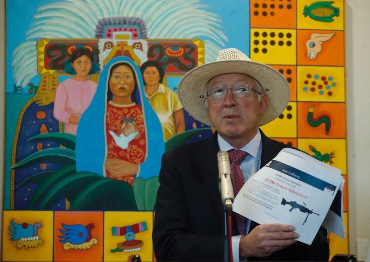 El embajador estadunidense, Ken Salazar, ofreció ayer una conferencia, tras la visita a México de la delegación de su país liderada por la asesora de Seguridad Nacional, Elizabeth Sherwood-Randall. Foto Cristina Rodríguez