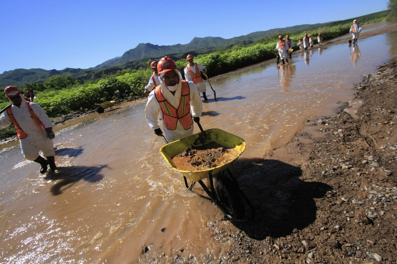 El 6 de agosto de 2014, la mina Buenavista del Cobre, filial del Grupo México, propiedad del empresario Germán Larrea, derramó los contaminantes al Río Sonora. Foto Cuartoscuro / Archivo
