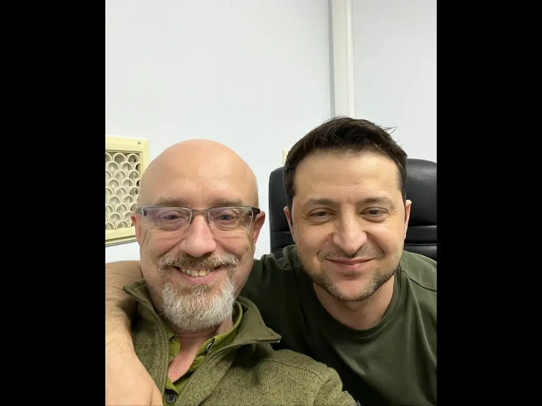 El ministro de Defensa de Ucrania, Oleksii Reznikov, junto con el presidente Volodymir Zelensky, el 27 de febrero de 2022. Foto tomada del Facebook de @reznikovoleksii 