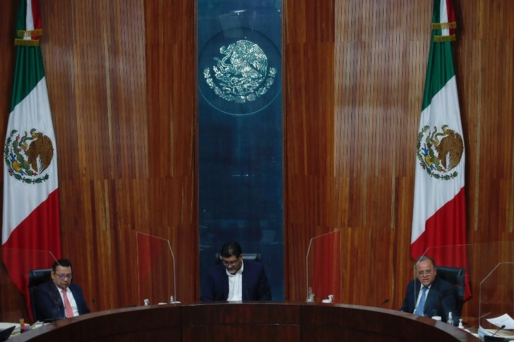 Los magistrados Felipe Fuentes, el magistrado presidente Reyes Rodríguez e Indalfer Fuentes, durante una sesión del TEPJF, en marzo pasado. Foto Cristina Rodríguez 