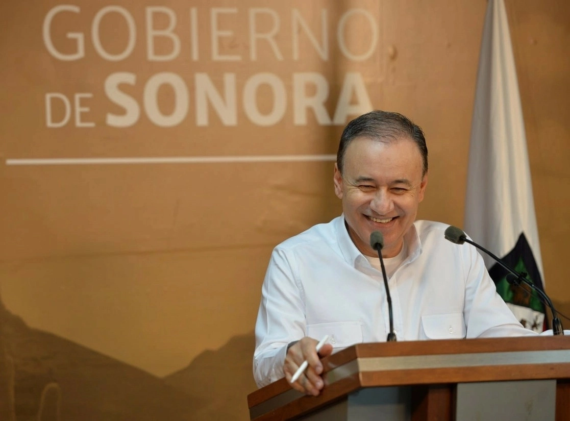 El gobernador de Sonora, Alfonso Durazo, propuso a la Sedena modificar la Ley de Armas de Fuego para que el arsenal decomisado a la delincuencia organizada, "que no tenga historia", se entregue a los policías locales. Foto 'La Jornada' / Archivo