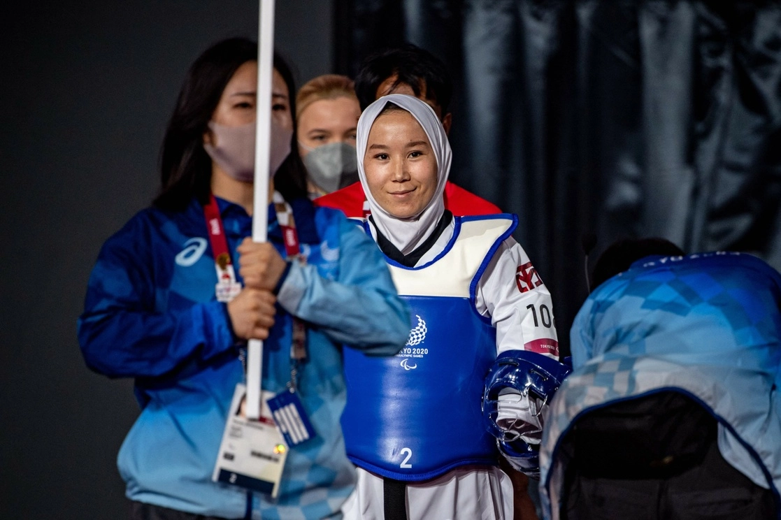 Zakia Khudadadi (centro), de Afganistán, se prepara para competir en los cuartos de final de repechaje de taekwondo K44 -49kg femenino contra Viktoriia Marchuk, de Ucrania, durante los Juegos Paralímpicos de Tokio 2020 en Makuhari Messe Hall en Chiba, el 2 de septiembre de 2021. Foto Afp 