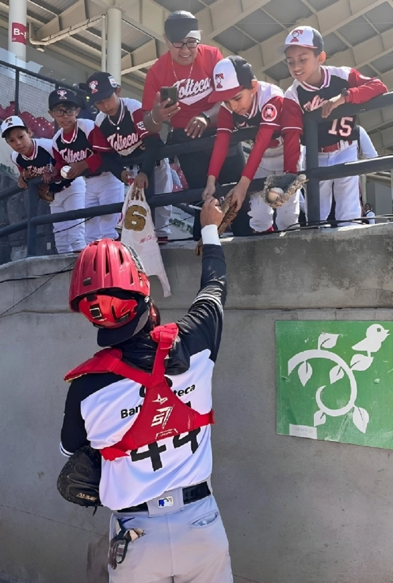 Christopher Escárrega, catcher de los Venados de Mazatlán, se dio tiempo para convivir y dar autógrafos a los peloteritos de la CDMX. Foto Luis Castillo
