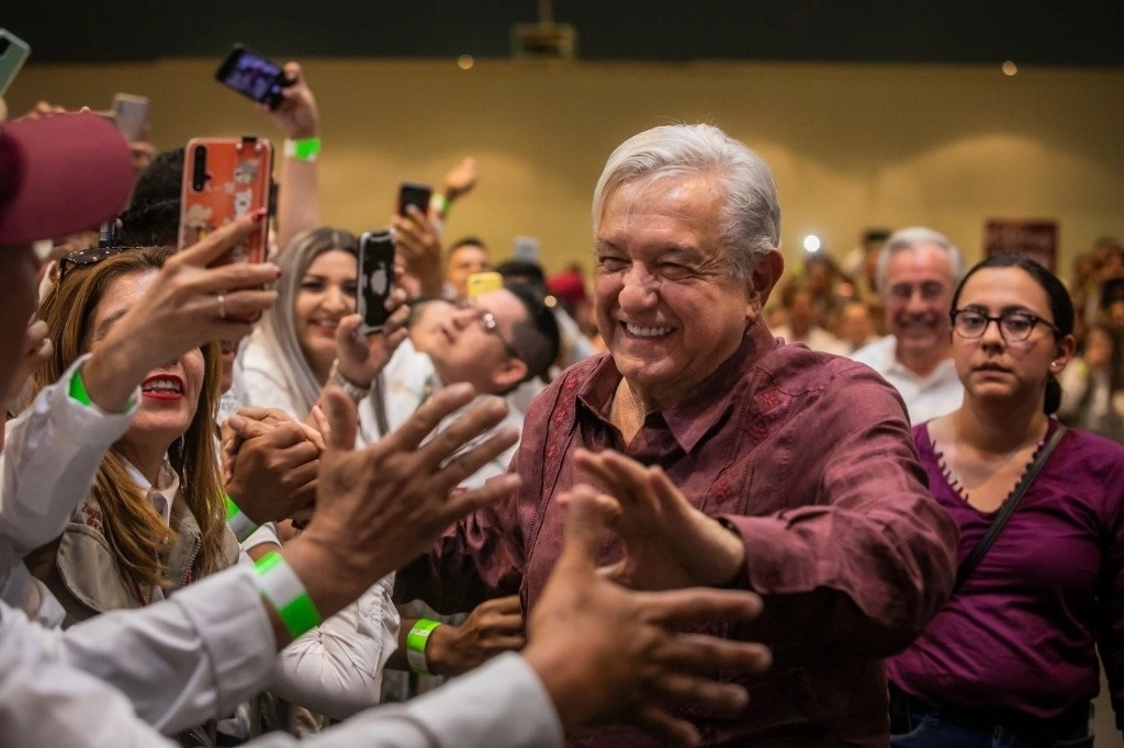 El presidente López Obrador inspeccionó ayer obras en dos presas. Foto tomada de la cuenta de Twitter del gobernador Rocha Moya