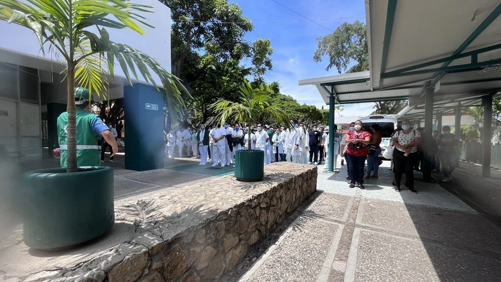 Los menores intoxicados de la Secundaria fueron atendidos en el IMSS. Foto Tomada del Twitter @IMSSchiapas / Archivo
