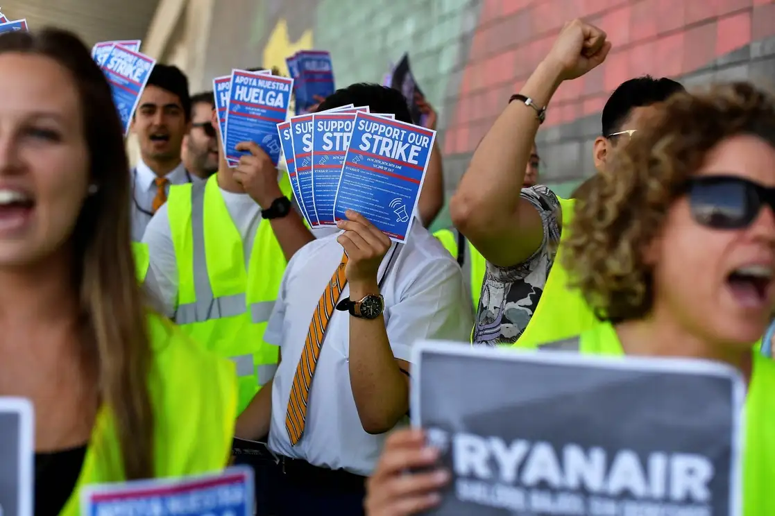 Los empleados de Ryanair sostienen volantes que dicen "Apoya nuestra huelga" mientras protestan en la Terminal 2 del aeropuerto de El Prat en Barcelona. Foto Afp
