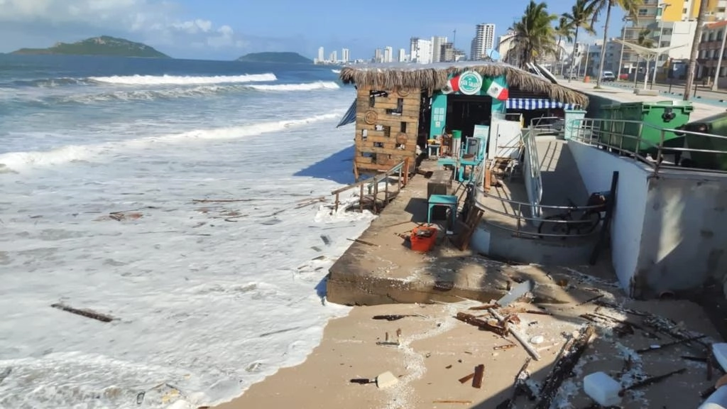 En el puerto de Mazatlán, algunas zonas de playas se mantenían cerradas en la Isla de la piedra; mientras que la navegación está restringida a las embarcaciones pequeñas, el 20 de septiembre de 2022. Foto Irene Sánchez