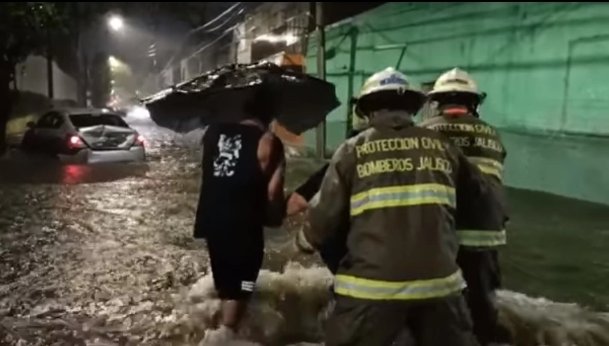 Elementos de Protección Civil de Jalisco auxilió a los ciudadanos que lo requirieron durante las precipitaciones. Imagen tomada de la cuenta de Facebook @PCJalisco19