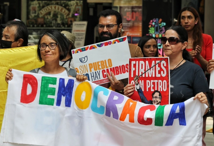 Colombianos que residen en la capital protestan frente a la embajada de su país, por el ataque de grupos de derecha y medios de comunicación al presidente Gustavo Petro, en la Ciudad de México, el 7 de junio de 2023. Foto Marco Peláez