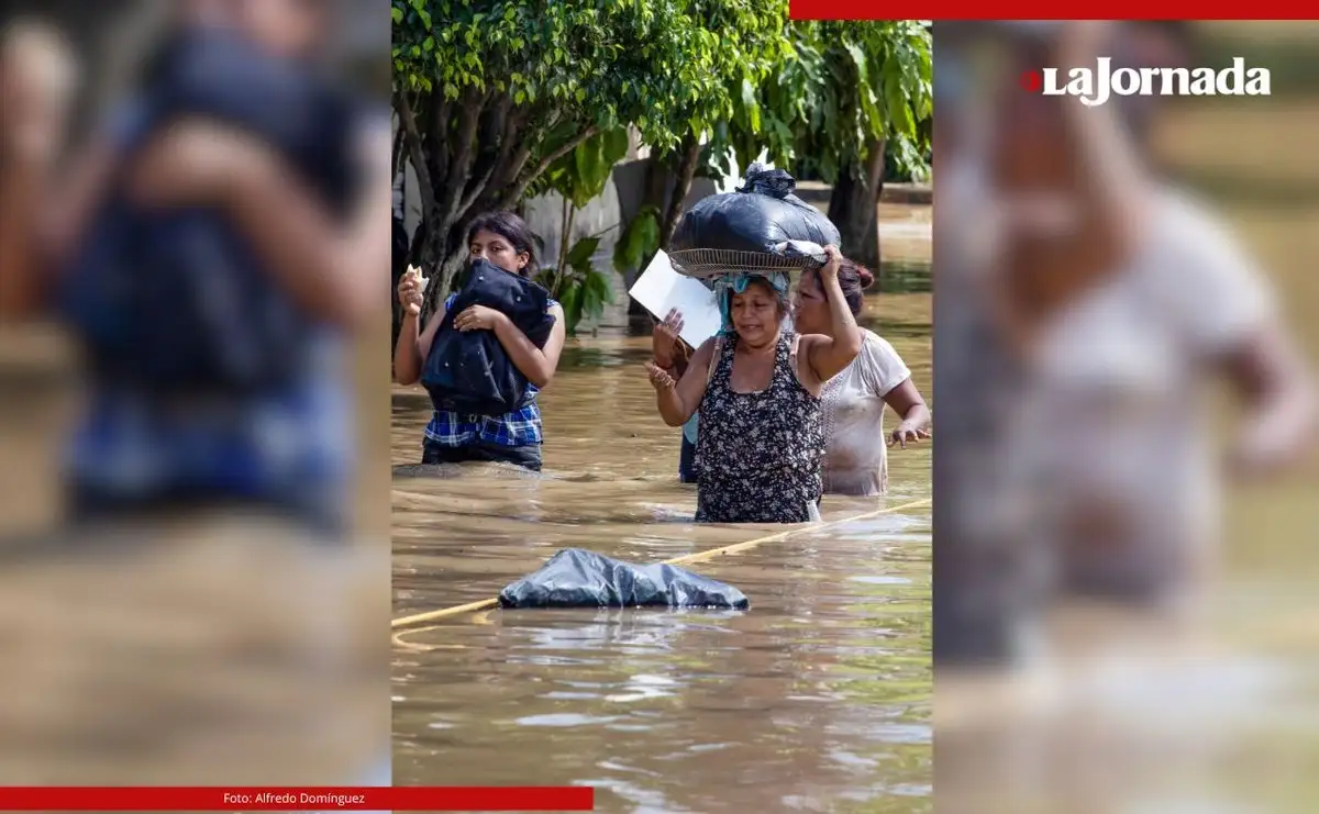 Este municipio veracruzano continúa inundado, sin electricidad ni telefonía. Mientras habitantes de otros estados llevan víveres y ropa, en las partes altas funcionan tres albergues, ya saturados. Foto 
