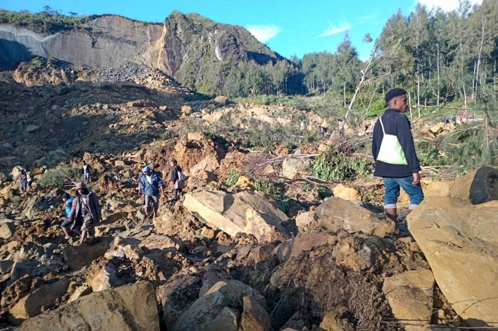 La gente se reúne en el lugar de un deslizamiento de tierra en Maip Mulitaka, en la provincia de Enga, Papúa Nueva Guinea, el 24 de mayo de 2024. Foto Afp