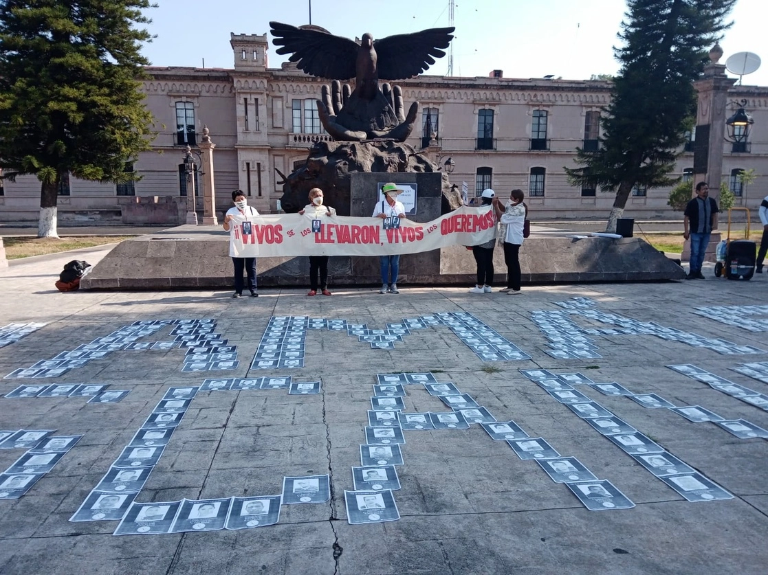 Las manifestantes expresaron que a diferencia de las instituciones gubernamentales, las madres de familia no han dejado de luchar un solo día para conocer el paradero de sus hijas e hijos, en Morelia, Michoacán, el 10 de mayo de 2022. Foto Ernesto Martínez