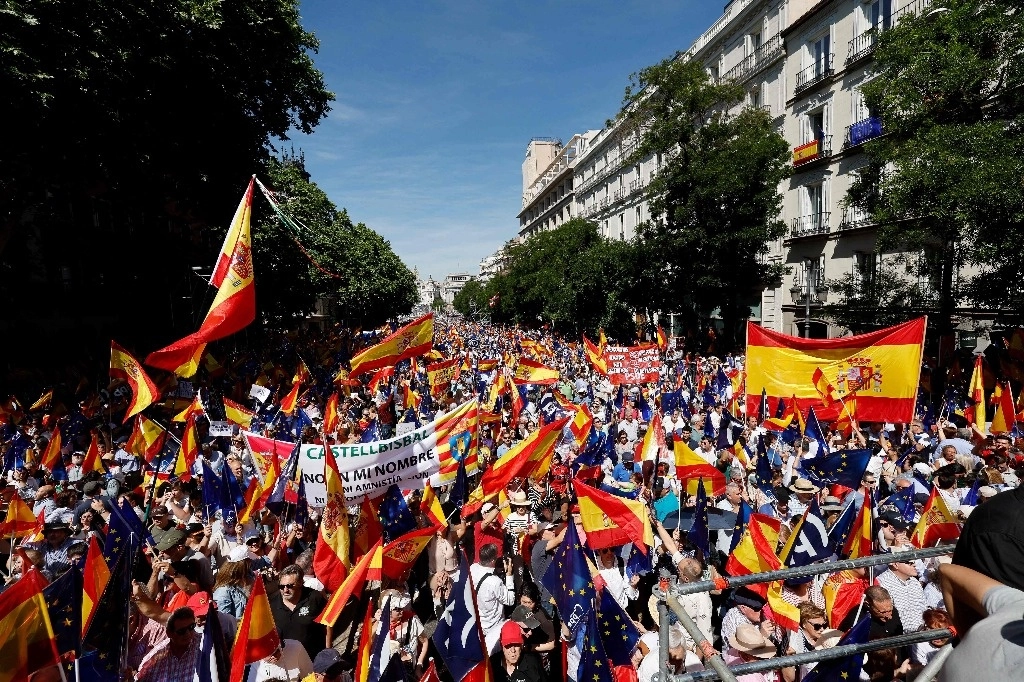 Calles del centro de Madrid, España, se vieron repletas de partidarios del Partido Popular. Foto Afp