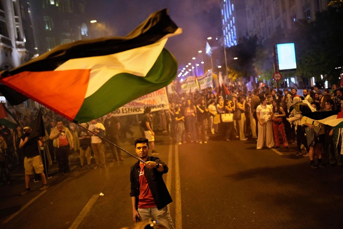 Un manifestante ondea una bandera palestina durante una protesta contra la intercepción de la Global Sumud Flotilla por parte del ejército israelí, en Madrid, España, el 2 de octubre de 2025. Foto 