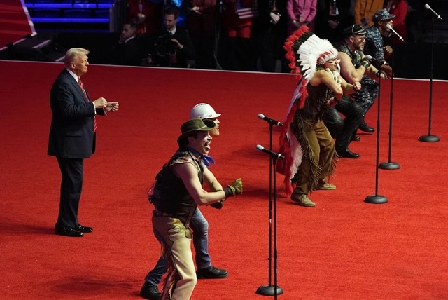 Al finalizar el mitin la banda The Village People apareció en el escenario para tocar en vivo la canción emblema de la campaña de Trum, “Y-M-C-A”. Foto Ap