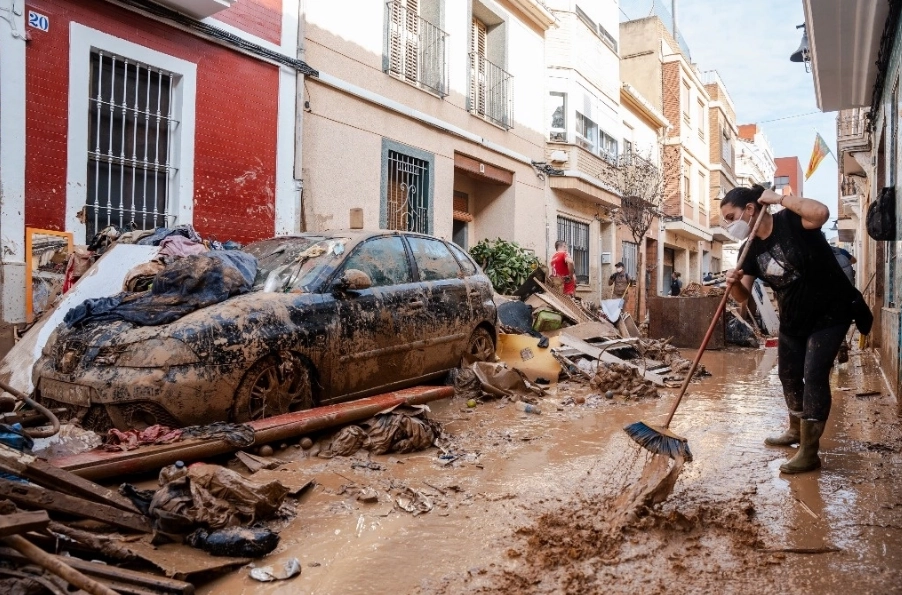 Una persona trata de limpiar el lodo, en Catarroja, Valencia, en España, el 5 de noviembre de 2024. Foto Europa Press