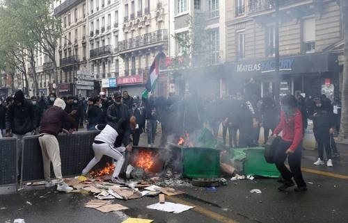En París, pese a la prohibición de las autoridades, se organizaron varias concentraciones. La policía las dispersó con cañones de agua y gases lacrimógenos. Foto Afp
