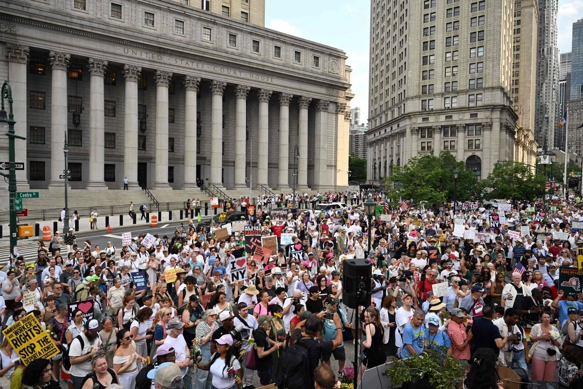 Decenas de miles se manifestaron en mil 600 actos por todo Estados Unidos contra los ataques a derechos civiles y humanos cometidos por el gobierno de Donald Trump, en una jornada que bautizaron como Good Trouble Lives On, es decir, "arma buen lío". 
