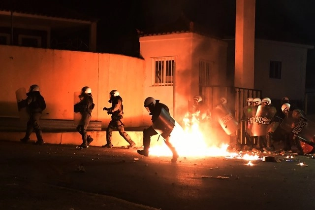Durante los choques entre policías y manifestantes en el puerto de Mytilene, en la isla de Lesbos, Grecia. Foto Ap