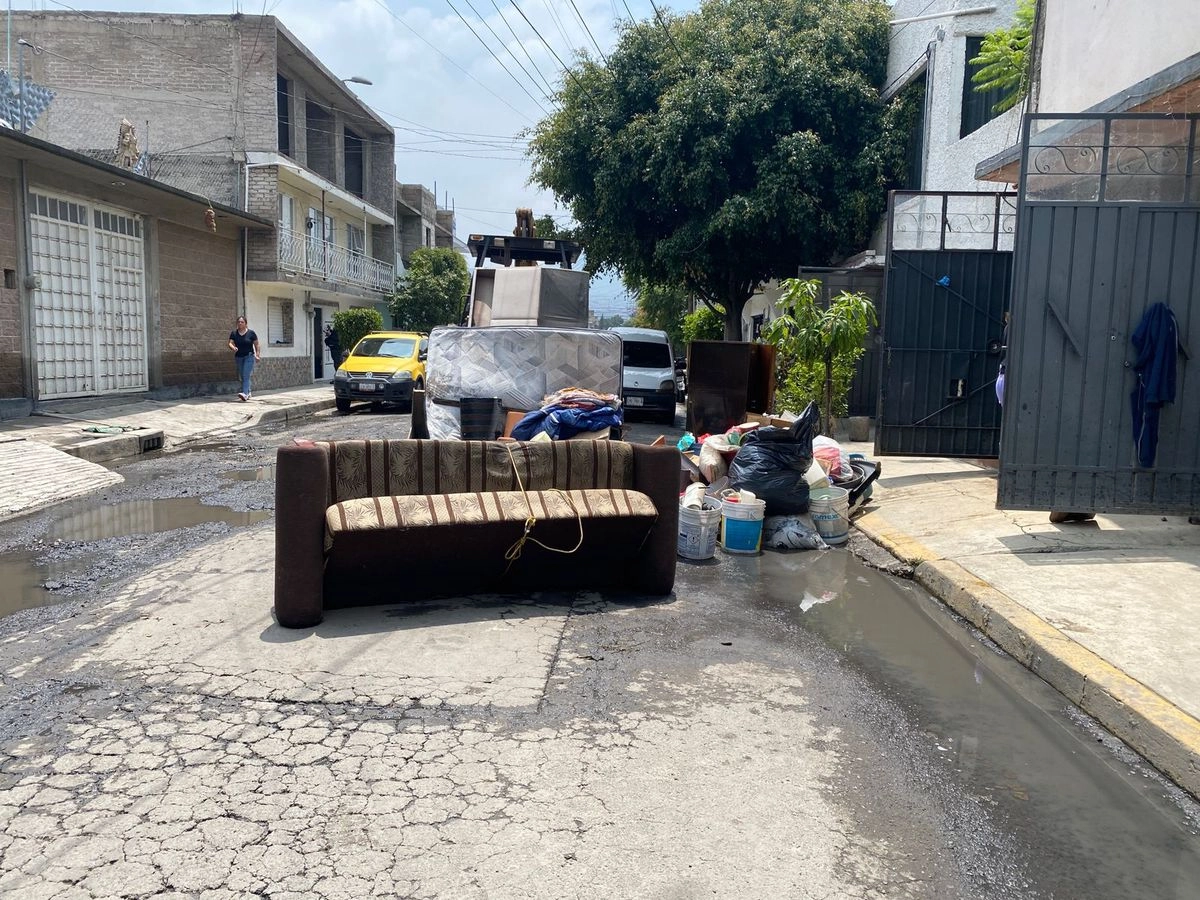 Vecinos de Valle de Los Reyes en La Paz, tiran ropa, zapatos y enseres domésticos luego de la inundación.  Foto