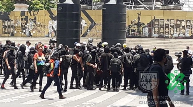 Manifestantes se congregan en el Ángel de la Independencia. Foto de Twitter @OVIALCDMX