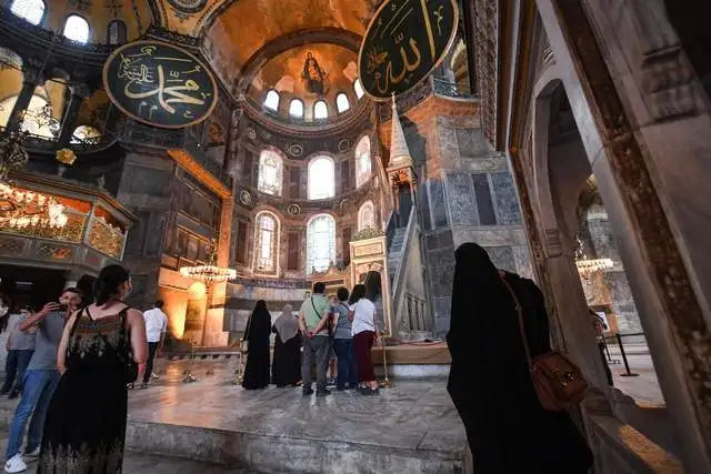 Turistas visitan el interior de la basílica de Santa Sofía antes de que una corte turca decidiera revocar su estatus de museo. Foto Afp