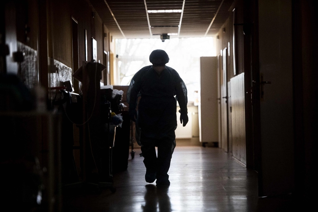 Una enfermera camina por la Unidad de Cuidados Intensivos del Hospital Stod, en la República Checa, mientras aumentan los casos de Covid-19 en este país, el 25 de febrero de 2021. Foto Afp