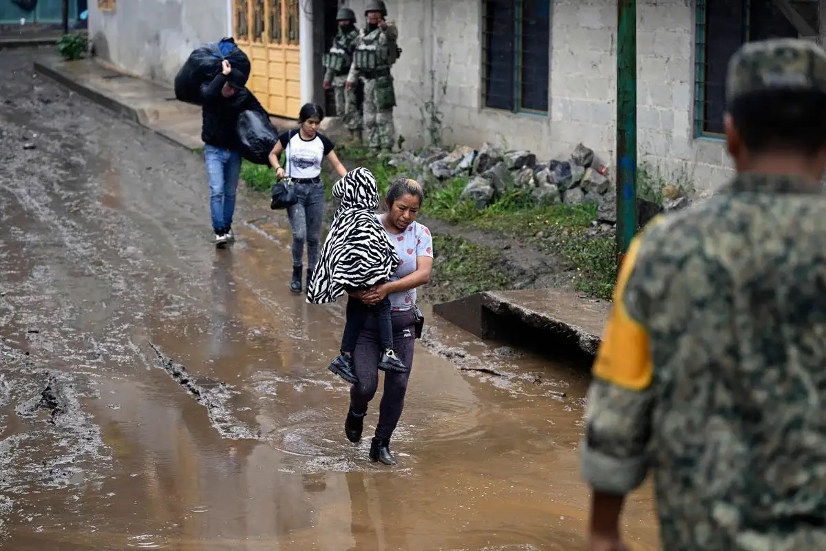 Las fuerzas armadas han desplegado más de 11 mil efectivos, cocinas móviles, equipos de rescate y cientos de vehículos para apoyar a la población damnificada. El lodo sigue en las calles del municipio de Huauchinango, Puebla (imagen). Foto 
