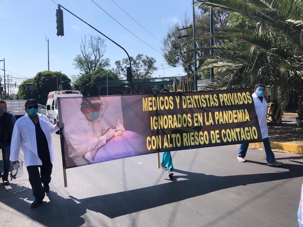 El 5 de abril de 2021, médicos del sector privado exigían ser vacunados contra el covid-19. Foto Luis Castillo / Archivo
