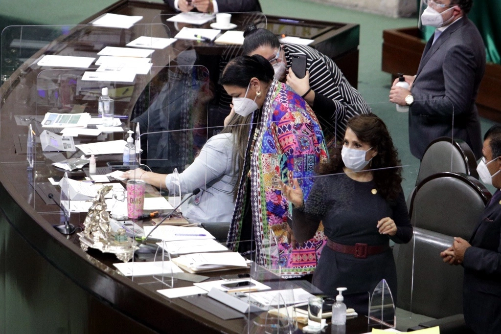 La presidenta de la Mesa Directiva de la Cámara de Diputados, acompañada de Sara Rocha y Dolores Padierna. Foto LA JORNADA/Roberto Ortiz