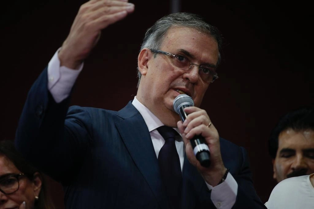 Marcelo Ebrard durante una conferencia de prensa en la que anuncia su permanencia en el partido Morena, en la Ciudad de México, el 13 de noviembre de 2023. Foto María Luisa Severiano