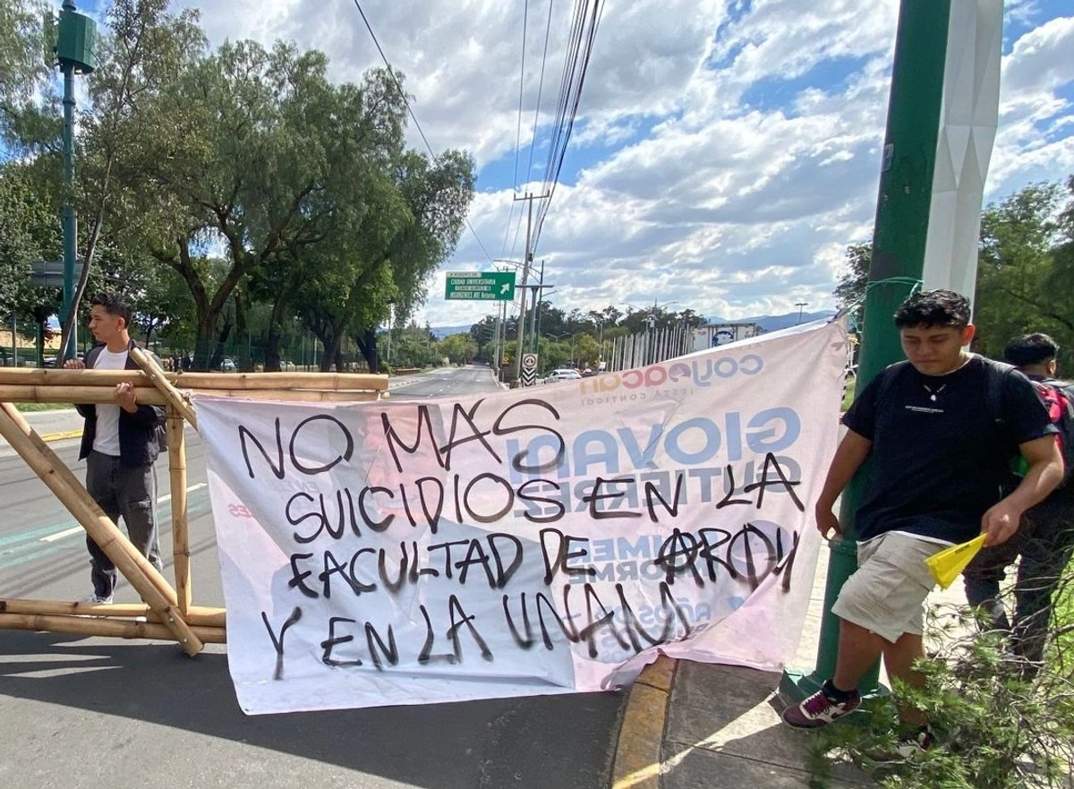 Alumnos de la Facultad de Arquitectura de la UNAM demandan que se respete la decisión de ir a paro indefinido ante la nula respuesta a su pliego de peticiones. Foto 