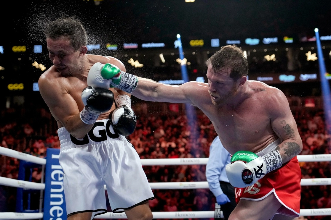 En su tercera pelea con el kazajo Gennady Golovkin y segundo triunfo, el mexicano Saúl Álvarez retuvo sus títulos mundiales supermedianos. Además, recibió el cinturón Guerrero Jaguar Zapoteca del CMB, que sostiene en el brazo izquierdo. Foto Ap 